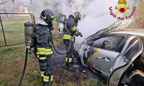 Auto prende fuoco a Castelfranco Veneto, intervento rapido dei Vigili del Fuoco in via Tattara