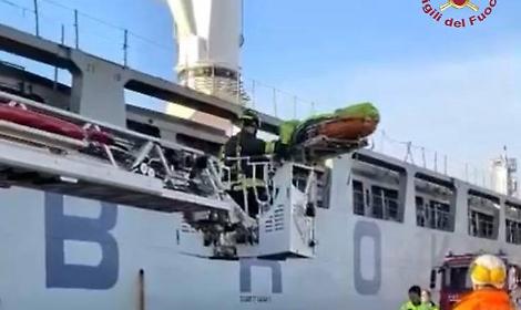 Caduta di sei metri su una nave a Porto Marghera: lavoratore salvato dai vigili del fuoco