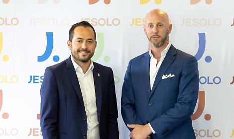 A sinistra il Sindaco Christofer De Zotti, a destra l'assessore Alberto Maschio