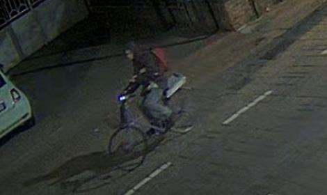 Annabella Martinelli in bici davanti a una villa a Teolo