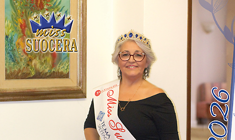 La copertina del calendario Miss Suocera 2026