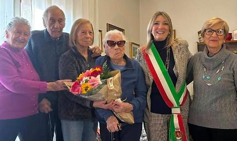Foto della festa per i 100 anni della signora Florida De Rossi con il vicesindaco Cristina Turetta e i familiari della signora