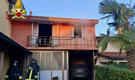Incendio di un'auto a Vigonza, danno al garage: intervengono i Vigili del Fuoco