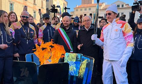 Il sindaco Nicola Finco all'accensione del braciere olimpico a Bassano