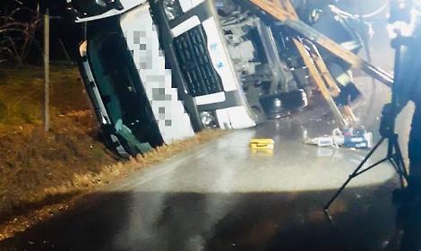 Camion si ribalta all&rsquo;alba a Carbonera, autista liberato dalle lamiere