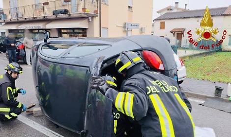 Mogliano Veneto, auto si ribalta: conducente incastrato e soccorso dai Vigili del Fuoco
