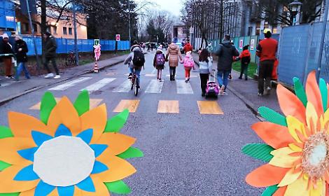Via le auto davanti alla primaria Cornaro: spazio ai bambini e meno smog