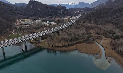 Cristina Guarda in visita al lago di Cavazzo: al via una procedura europea per tutelare l'ecosistema