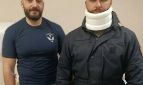 Torino, poliziotto aggredito durante il corteo Askatasuna: trascinato e colpito alle spalle