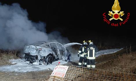 Auto elettrica in fiamme a Sovizzo, paura nella serata di domenica