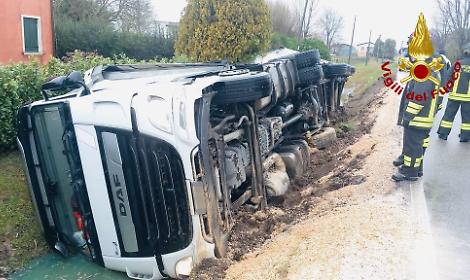 Monastier, camion si ribalta in un fossato: conducente illeso