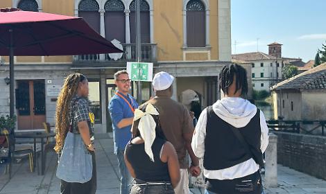 Turisti a Portogruaro nel 2025