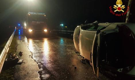 Scontro tra due auto, una si ribalta: quattro feriti