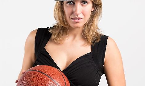 Silvia Gottardi in bici da Parigi a Cortina: 1.400 km per unire le Olimpiadi estive e invernali