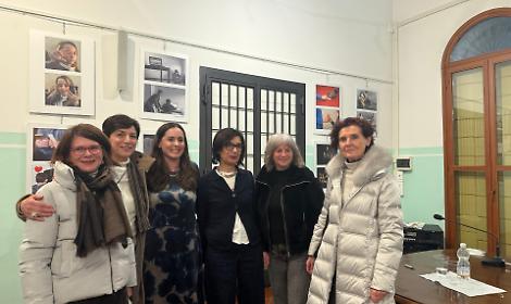 Beatrice Ben&agrave; (al centro) con le docenti che la incoraggiarono a mettere su carta il racconto