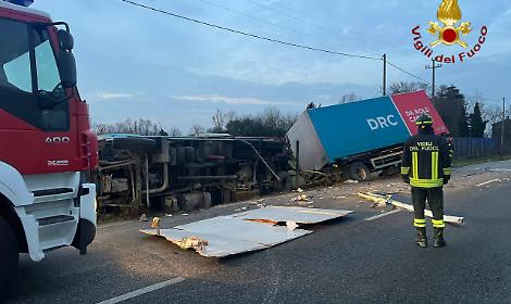 Incidente a Trevignano: frontale tra furgone e camion, lievi ferite per i conducenti