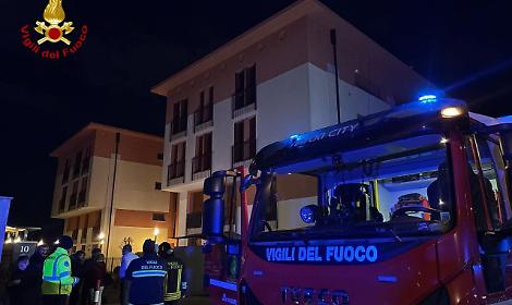 Incendio a Verona, fumo invade il vano scale di un condominio: intervento dei Vigili del Fuoco senza feriti