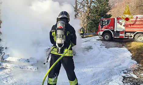Auto in fiamme sulla Strada del Costo a Chiuppano: passeggeri illesi