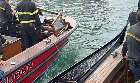 Incidente a Venezia: Alilaguna in avaria urta natante e due gondole, quattro persone finite in acqua