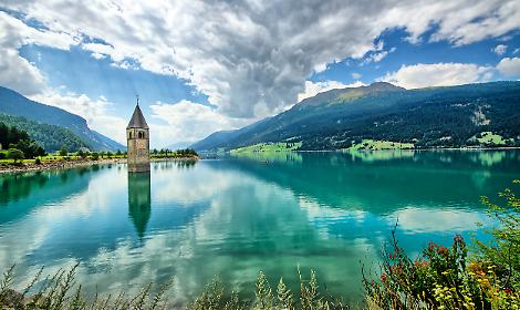 L'enigma di Resia: il campanile che suona nel silenzio del lago