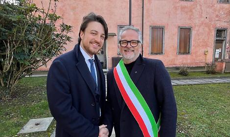 La piazza che ringrazia la terra e guarda avanti