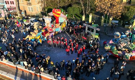 Carnevale di Venezia 2026: i carri allegorici colorano Pellestrina gioved&igrave; 12 febbraio