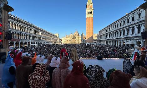 La Maschera Pi&ugrave; Bella illumina Piazza San Marco: il Carnevale di Venezia incanta il mondo