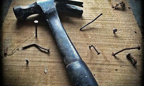 Minaccia il fratello con un kubotan e un martello: denunciato 38enne a Lignano