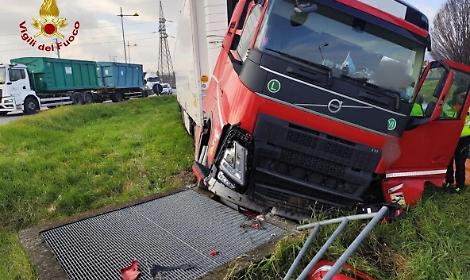 Verona Est, autoarticolato fuori strada: conducente soccorso dai Vigili del Fuoco