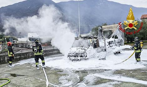 Furgone commerciale in fiamme a Pove del Grappa: nessun ferito