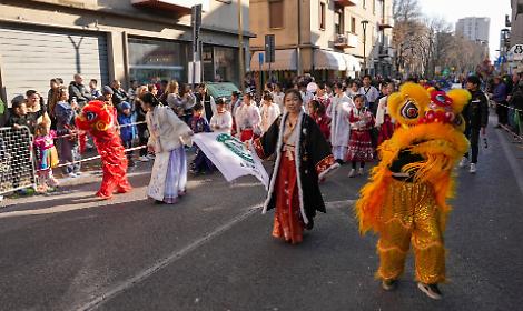 Il Carnevale di Venezia invade le strade di Mestre: sfilata di carri allegorici e maschere