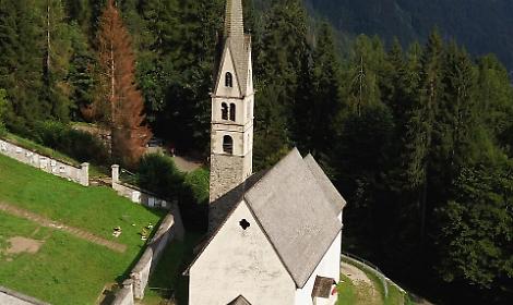 Tra boschi e tornanti, un prete per otto parrocchie