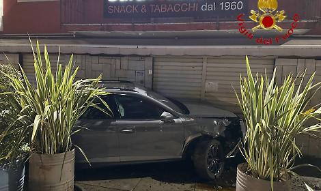 Incidente a Bolzano Vicentino, auto si schianta contro una cabina del gas