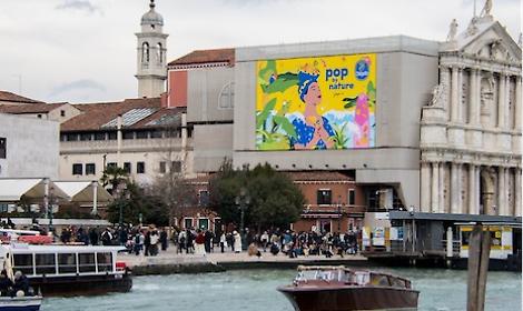 Chiquita porta l&rsquo;arte pop a Venezia: torna l&rsquo;installazione sulla Chiesa degli Scalzi