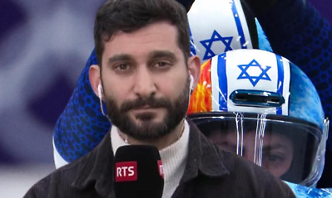 Il giornalista svizzero Stefan Renna durante la diretta