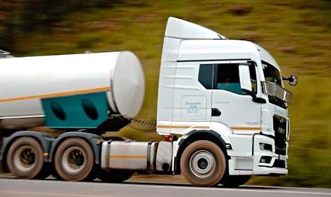 Autocisterna finisce nel torrente a Pozza di Fassa, pericolo scampato grazie all'intervento dei vigili del fuoco