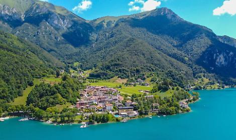 Il silenzio ha un nome: viaggio in Val di Ledro, dove il tempo si &egrave; fermato a palafitta