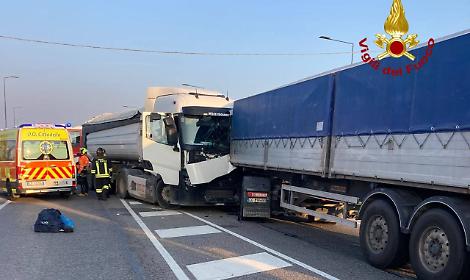 Scontro frontale tra due camion sulla SR53: un autista incastrato