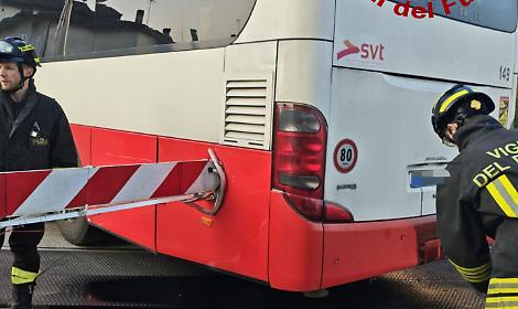 Dueville (VI), autobus bloccato sui binari: intervento rapido dei Vigili del Fuoco evita incidenti