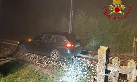 "Colpa della nebbia": auto incastrata sui binari a Cassola, treni bloccati per due ore