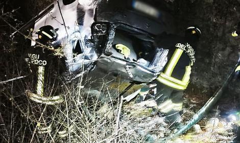 Incidente stradale a Podenzoi, Longarone: auto finisce in un dirupo, conducente soccorso dai Vigili del Fuoco