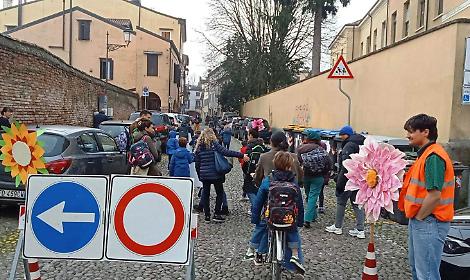 Via Wiel diventa zona scolastica sperimentale: stop alle auto negli orari di entrata e uscita davanti alla Cesarotti Arr&igrave;a