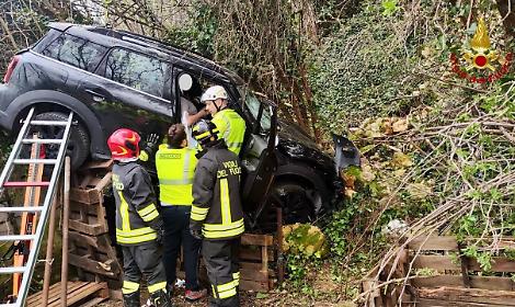 Incidente a Montorio (VR): auto si incastra in una scarpata, intervengono i Vigili del Fuoco