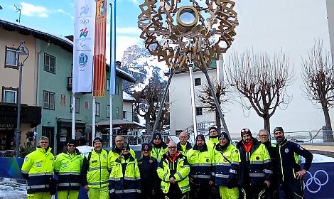 I volontari della Protezione Civile di Vicenza ai piedi del braciere olimpico a Cortina