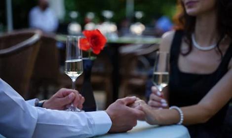 Mori, cena romantica interrotta dall'ex moglie: lei &egrave; nello stesso locale e suona il braccialetto elettronico