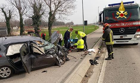 Schianto frontale tra auto e camion a Santorso, ferita una donna