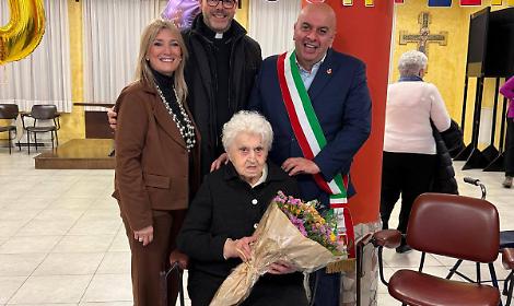 Foto dei festeggiamenti per i 100 anni della signora Flora Zago