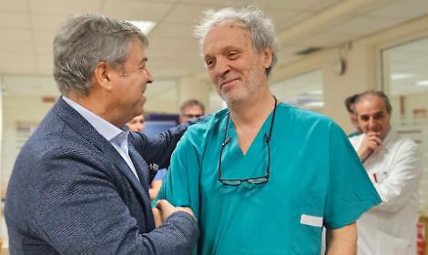 Massimo Zuin con il personale dell'Ospedale di Chioggia