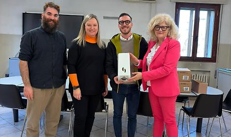 Consegnati i dispenser di assorbenti negli istituti scolastici