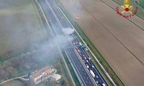 Scontro tra autocisterne e incendio sull&rsquo;A4: autostrada chiusa, un ferito